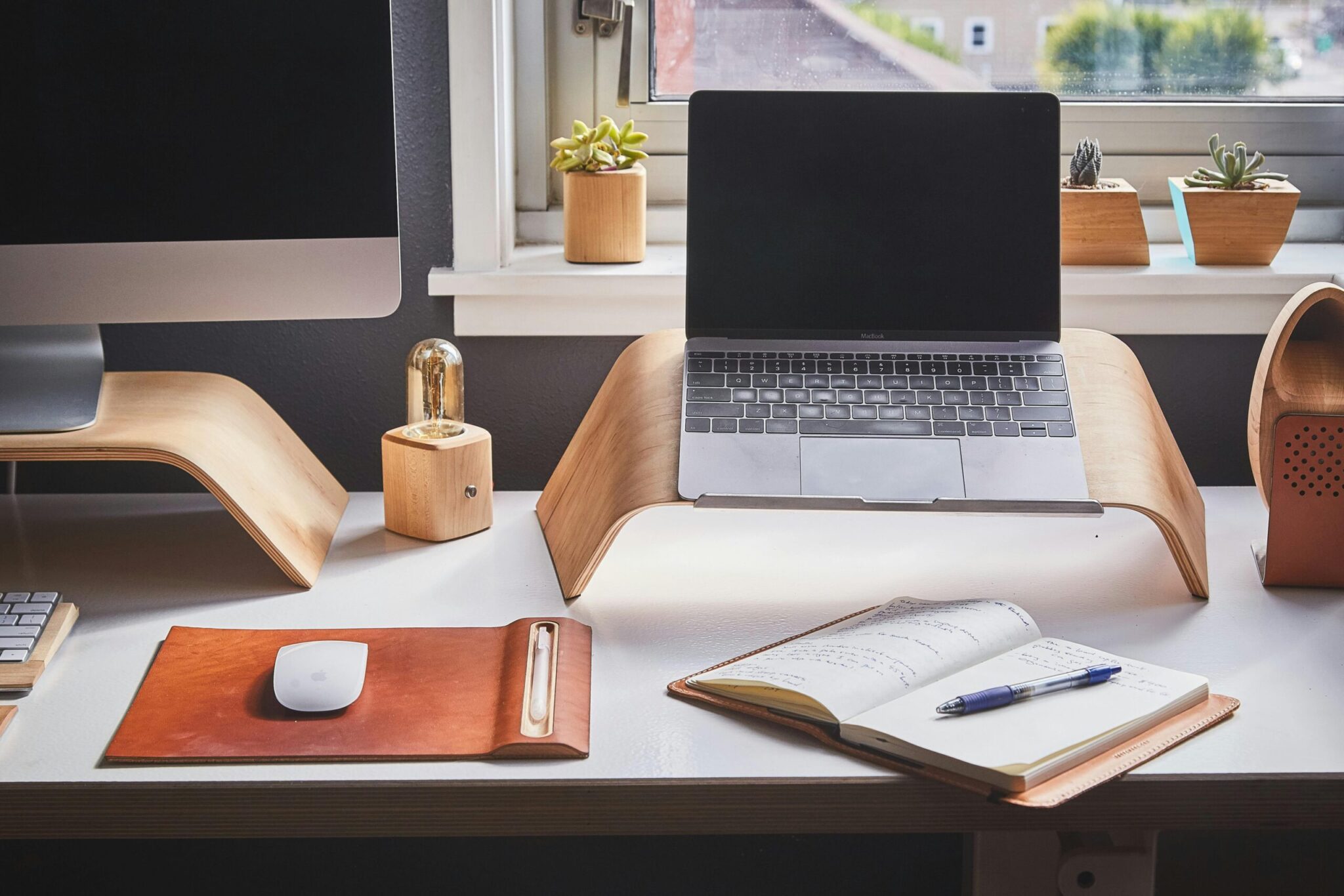 8-Ways-to-Organize-Your-Devices-For-Productivity-scaledjpg | ALCON DTS: Austin Best Managed IT Support Services Free A stylish and contemporary home office setup with laptop and desk accessories. Stock Photo